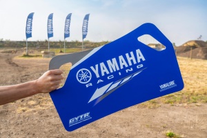 Pitboard Yamaha Racing  XL: 74 × 48 cm