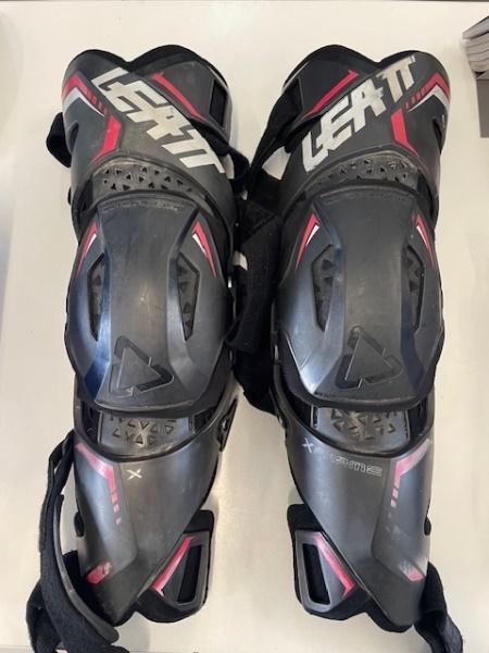 Ortézy na kolena LEATT X-Frame Knee Brace  vel. S (šířka kolena 10,2-10,8 cm)