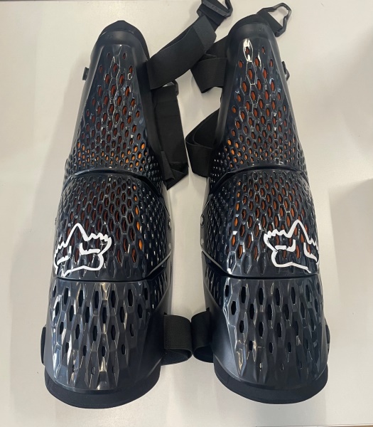 Chrániče kolen FOX RACING TITAN PRO D3O C.E.  L/XL