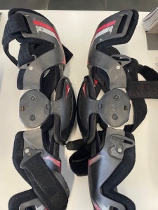 Ortézy na kolena LEATT X-Frame Knee Brace  vel. S (šířka kolena 10,2-10,8 cm)